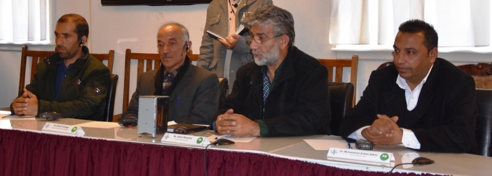 Zástupci Parwan General Hospital a Bagram Clinic na slavnostním ceremoniálu k předávání zdravotnického vybavení v Jirga centru na základně Bagram.