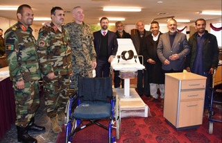 Předání zdravotnického materiálu v Jirga centru na základně Bagram.