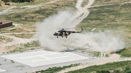 Vrtulník provádějící taktické přistání na heliport uvnitř tzv. green zóny