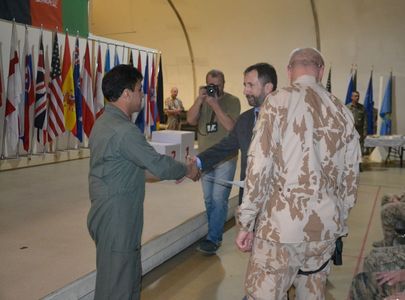 Velvyslanec ČR v Kábulu společně s velitelem 15. úkolového uskupení dekoruje afghánského velitele