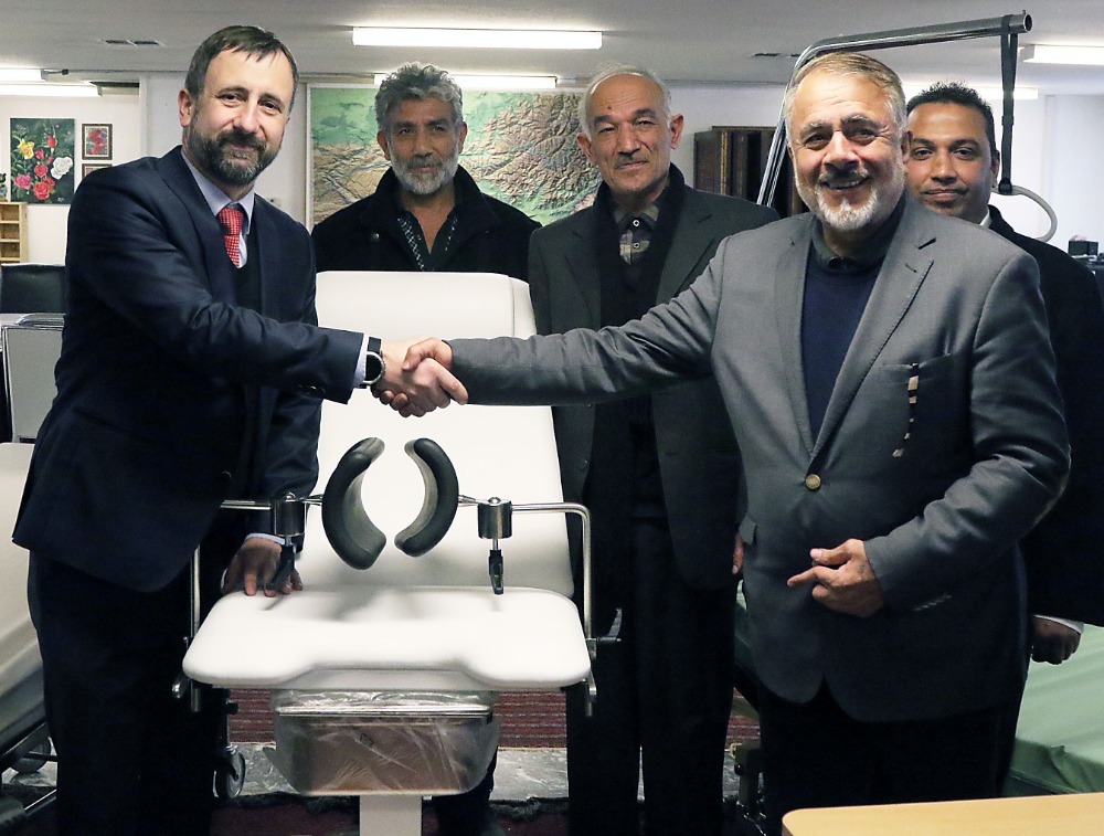 Abdul Shakor Qudosi, guvernér provincie Bagram, děkuje velvyslanci České republiky v Afghánistánu Petru Štěpánkovi za poskytnuté zdravotnické vybavení. 
