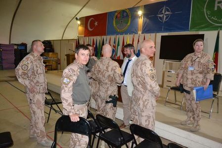 Náměstek Jakub Landovský navštívil vojáky v Kábulu