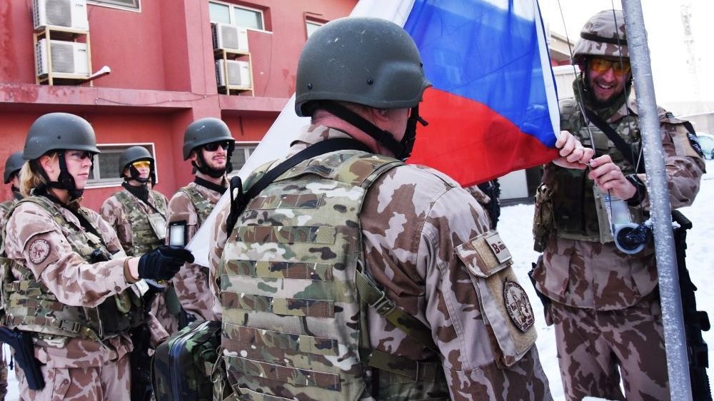 Státní vlajku v Afghánistánu musí vojáci měnit pravidelně. Ničí ji prach i střídání teplot