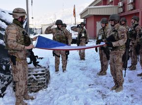 Ceremoniálu se účastnila také čestná stráž, složená z příslušníků úkolového uskupení