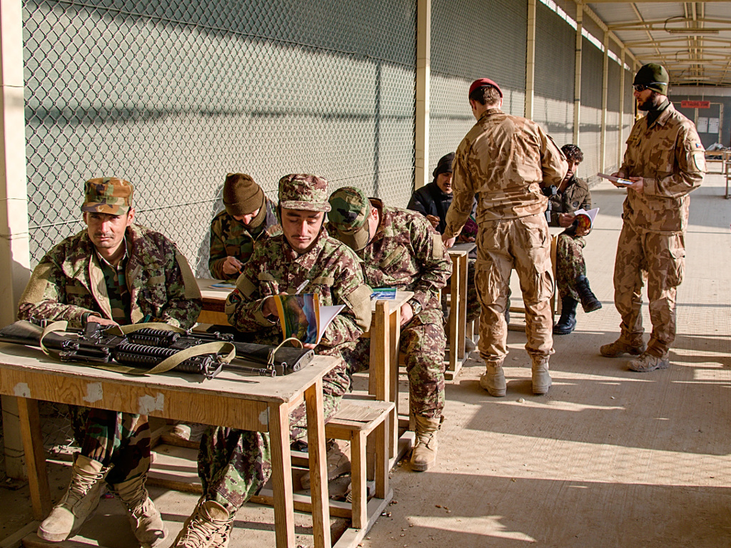  Afghánští vojáci dostali od Čechů studijní pomůcky  