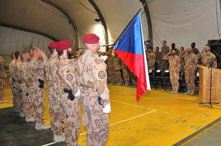  Na závěr ceremoniálu vojáci vyslechli českou státní hymnu 