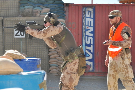 Vojáci na misi v Afghánistánu soutěžili ve střelbě. Zvládnout museli tři disciplíny