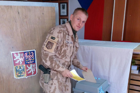 V Afghánistánu volilo prezidenta 99 vojáků