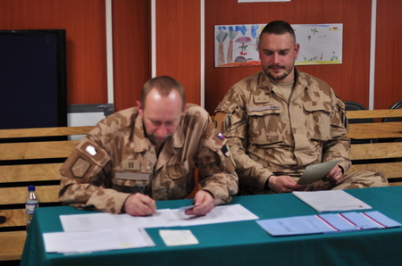  Členové volební komise kontrolují totožnost voličů  