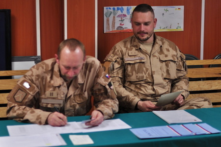 Prezidenta republiky volili i vojáci v Bagrámu. Kampaň sledovali na internetu