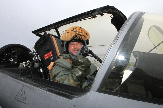 Pilot v kabině letounu JAS-39C Gripen