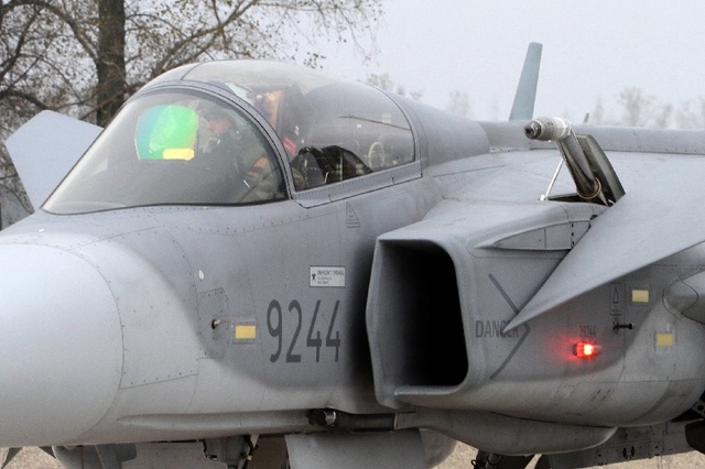 JAS-39C Gripen s vysunutým tankovacím nástavcem
