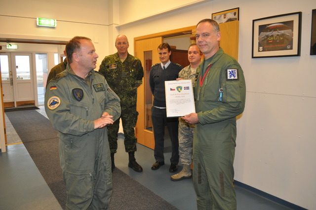  Velitel Úkolového uskupení AP Island převzal certikát o schopnosti plného operačního nasazení českých Vzdušných sil na Islandu