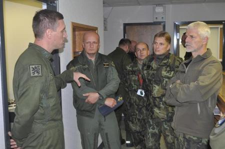 Armádní generál Petr Pavel navštívil úkolové uskupení na Islandu