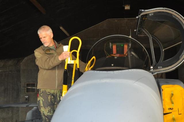  Armádní generál Petr Pavel u letounu JAS-39 Gripen