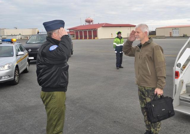 Velitel úkolového uskupení podává hlášení Náčelníkovi Generálního štábu armádnímu generálu Petru Pavlovi