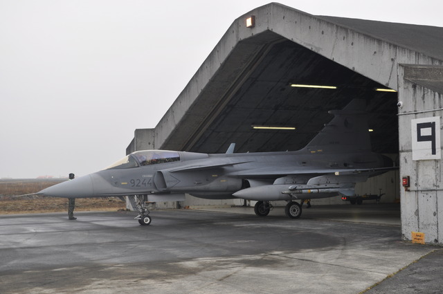  Z letové akce - Letoun JAS-39 Gripen těsně před opuštěním hangáru