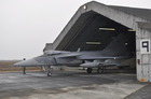  Z letové akce - Letoun JAS-39 Gripen těsně před opuštěním hangáru