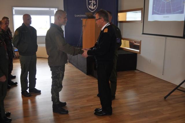  Armádní generál Petr Pavel se zdraví s velitelem Islandské pobřežní stráže Keflavíku Jónem Gunasonem