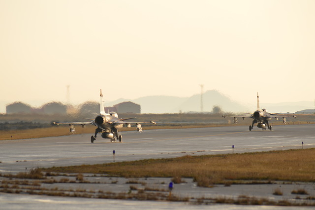  Dvojice letounů JAS-39 Gripen roluje po pojížděcí dráze
