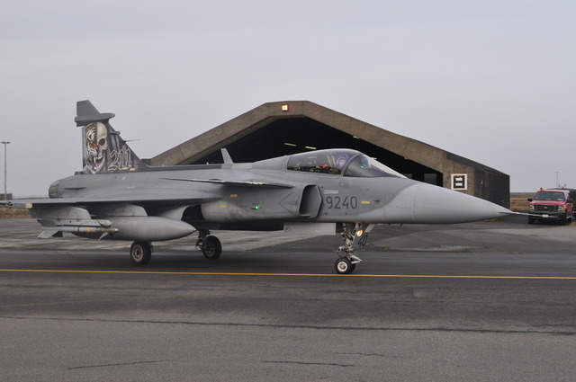 První z dvojice letounů JAS-39 Gripen míří na pojížděcí dráhu v rámci úterní závěrečné certifikace