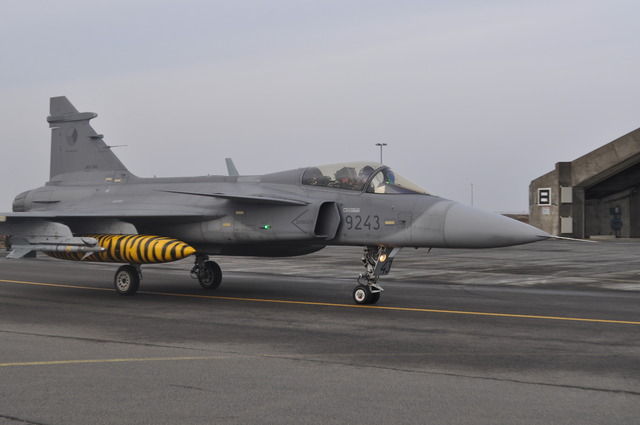 Úterní závěrečná certifikační letová akce a i druhý z letounů JAS-39 Gripen míří ke vzletové dráze