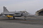 Úterní závěrečná certifikační letová akce a i druhý z letounů JAS-39 Gripen míří ke vzletové dráze
