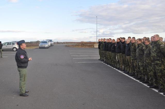  Zástupce ředitele Společného operačního centra brigádní generál Petr Mikulenka zdraví příslušníky úkolového uskupení na Islandu