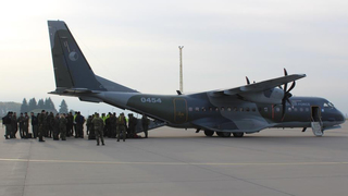  Nástup II. rotace do letounu C-295M CASA na letišti Čáslav