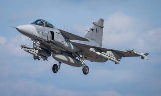 Letoun JAS-39 Gripen přistává v Estonsku