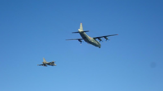  JAS-39C doprovází letoun letectva Ruské federace po jednom z ostrých vzletů