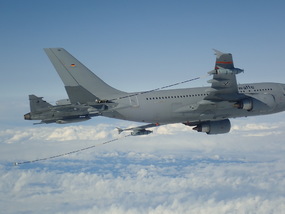 Airbus A310 MRTT doplňuje palivo JAS-39C Gripen 