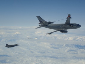 Airbus A310 MRTT doplňuje palivo JAS-39C Gripen 