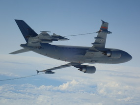 Airbus A310 MRTT doplňuje palivo JAS-39C Gripen 