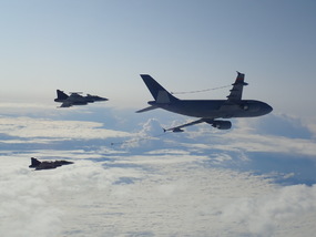 Airbus A310 MRTT doplňuje palivo JAS-39C Gripen 