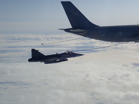 Airbus A310 MRTT doplňuje palivo JAS-39C Gripen 