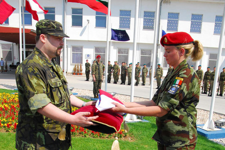 Major Jiří Hanke předává českou vlajku ke vztyčení na velitelství sil EUFOR - Althea v Sarajevu