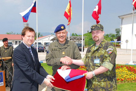 Vstupní ceremoniál - zleva: velvyslanec ČR v BiH Tomáš Szunyog, velitel operace Althea generálmajor Bernhard Bair, major Jiří Hanke