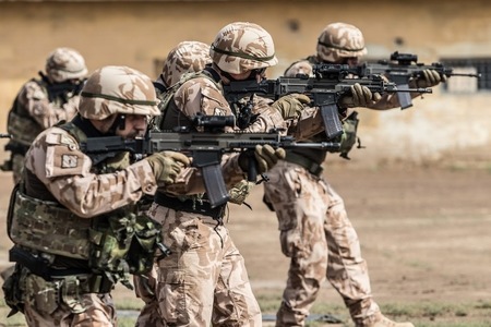 Učebny, v nichž chemici vzdělávají irácké vojáky, jsou pod kontrolou ochranného týmu 