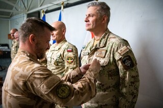 Vojáci 8. a 9. úkolového uskupení Armády ČR v Iráku si předali operační úkol