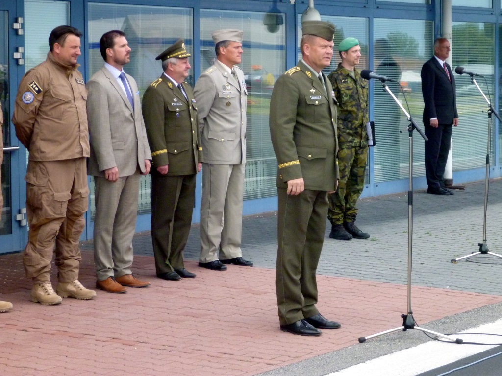 Náčelník Generálního štábu AČR armádní generál Josef Bečvář mluví k vojákům