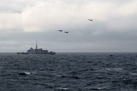 Gripeny se na Islandu zúčastnily nezvyklého cvičení, ze vzduchu útočily na fregatu