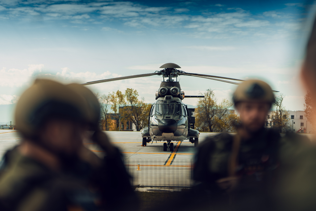 Vrtulník Mi-17, který je pilotován příslušníky chorvatského kontingentu
