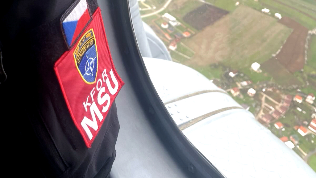 Vojenští policisté nasazení v Kosovu prvně monitorovali chráněnou oblast z vrtulníku