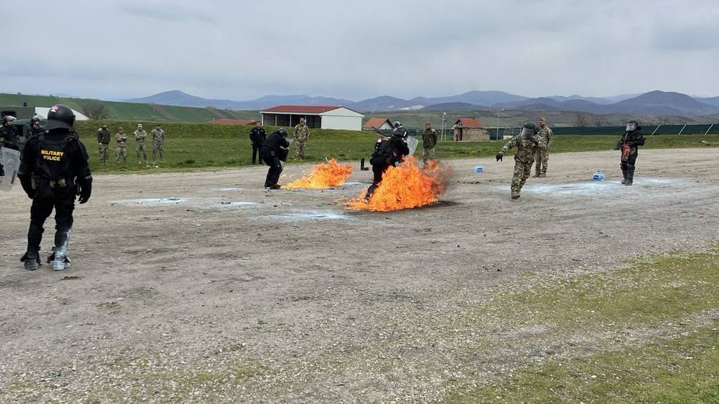 Vojenští policisté v Kosovu při výcviku procházeli ohněm