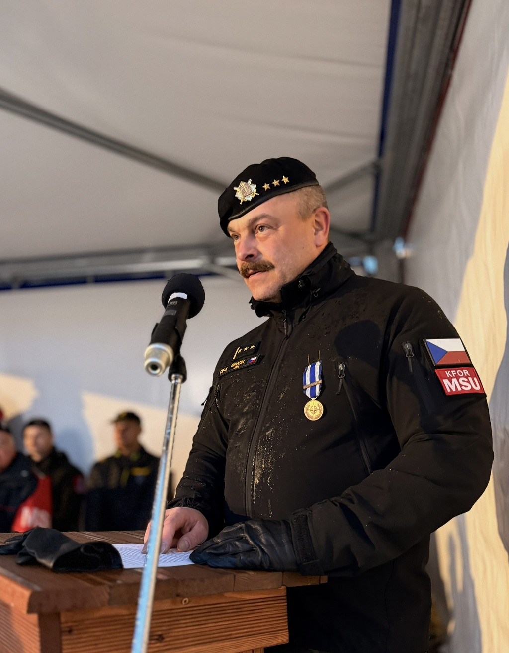 Velitel 5. jednotky VP v Kosovu, plukovník Jan Ševčík při slavnostním předání operačního úkolu