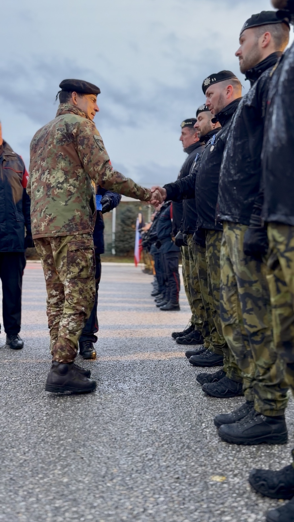 Z předání operačního úkolu mezi 5. A 6. Jednotkou VP v misi KFOR