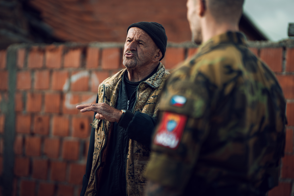 V rámci patroly probíhá komunikace s místními obyvateli za pomocí tlumočníka. Vojáci pravidelně navazují přímé interakce a zajímají se například o to, jaký pohled na situaci v Kosovu mají místní obyvatelé. 