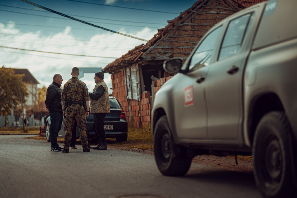  Fotografie reflektuje navázání rozhovoru v jedné z malých vesnic v prostoru působení. 