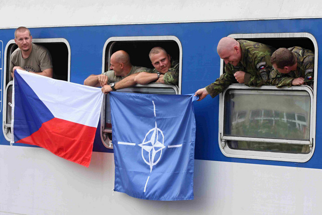 Čeští vojáci se loučí s Kosovem